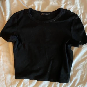 Kort tshirt  - Säljer min korta svarta t-shirt från Zara. Köparen står för frakten! Kontakta mig för fler bilder!