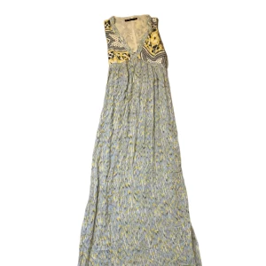 Långklänning från Zara!💋🫶 - Coolt mönster! Är öppen i ryggen och har två långa slitsar!🫶