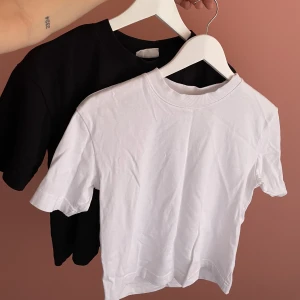 -shits från Gina tricot - Säljer dessa två oversized t-shirts från Gina tricot.  Den vita - storlek xxs, aldrig använd   Den svarta - storlek xs, använd och tvättad en gång