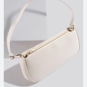 Väska nakd - Supersöt beige väska från nakd💗säljer då den inte används längre💗skriv gärna för mer bilder