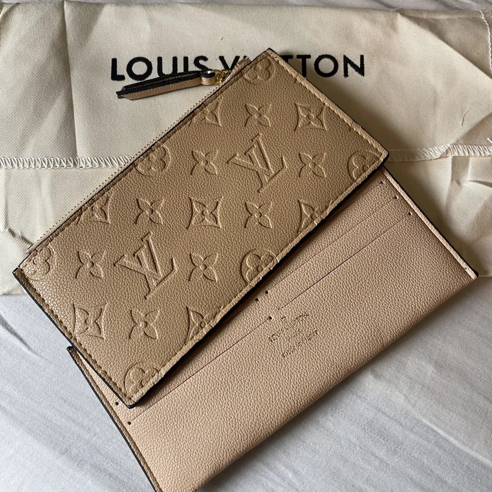 Säljer min Louis Vuitton plånbok, nyskick aldrig använd. . Väskor.