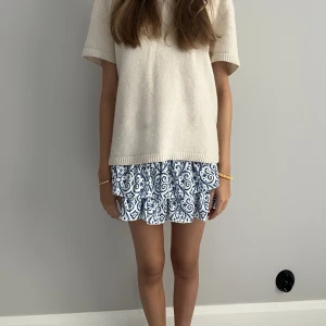 Meet Me There kjol - Jättefin kjol från Meet Me There! Passar perfekt till sommaren storlek S-M. Skriv om intresserad🥰