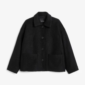 Kappa - Kort kappa från monki. Inköptes i våras för 599 och i fint skick. Säljes då jag vill ha en annan jacka iår. Bilder lånade från hms hemsida.