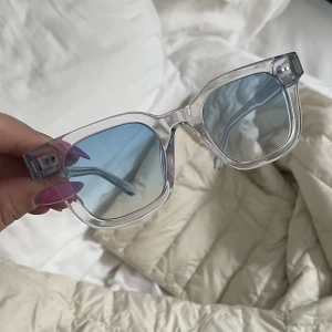 CHIMI GLASÖGON  - Säljer dessa härliga chimis 004 i färgen litchi💙💙  Använt fåtal gånger och inget tecken på repor!   Kontakta vid frågor! 