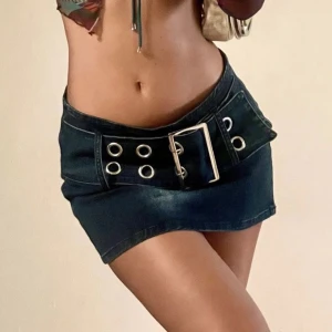 y2k jeanskjol - minikjol med tillhörande bälte från 00-talet. står storlek M, men skulle själv säga S (lite liten på mig med stl 38) första bilden är lånad!