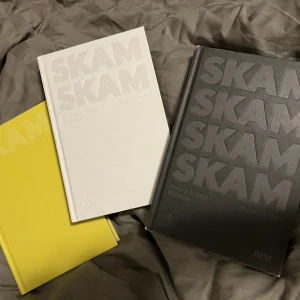 SKAM råmanus - Tre av fyra SKAM råmanusböcker.  Säsong 1 Eva på svenska  Säsong 2 Noora och 4 Sana på norska