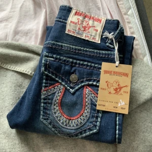 Lågmidjade true religion jeans med snyggt tryck 💘 - Säljer ett par jätte snygga lågmidrade true religion med snyggt tryck på fickorna jeans köpta här på plick. Säljer pågrund av att dom inte passa mig. Storlek 29.