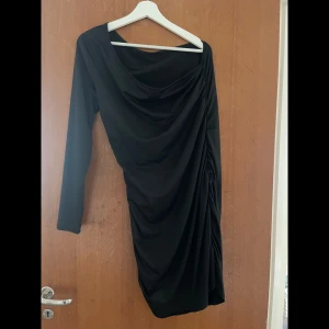 Klänning  - Säljer en klänning. Aldrig använd. 