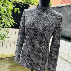 Fest polo topp  - Superfin fest polotopp med glitter/pärlor Färg/ svart, silver Ej använd