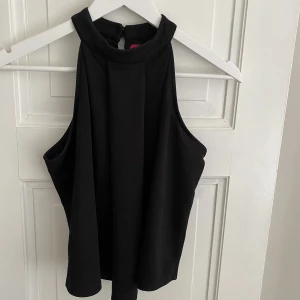 Fest topp - Säljer denna jättefina fest topp!  Säljer för att jag inte använt den på länge 💓