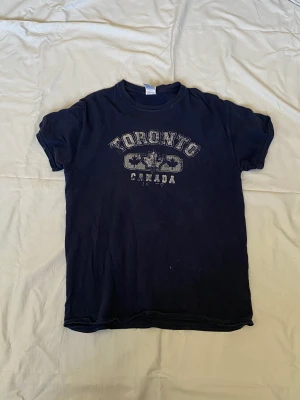Blå tshirt  - Skriv vid frågor,  köp nu går bra🥰jag köpte secondhand 