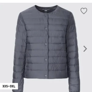 Uniqlo jacka - Säljer denna blåa uniqlo jacka i jättebra skick! Strl xs men passar en s