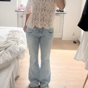 Low waist jeans - Jättesnygga lowwaist jeans i en ljusblå färg. Köpt secondhand. Går ner till fötterna på mig som är 165