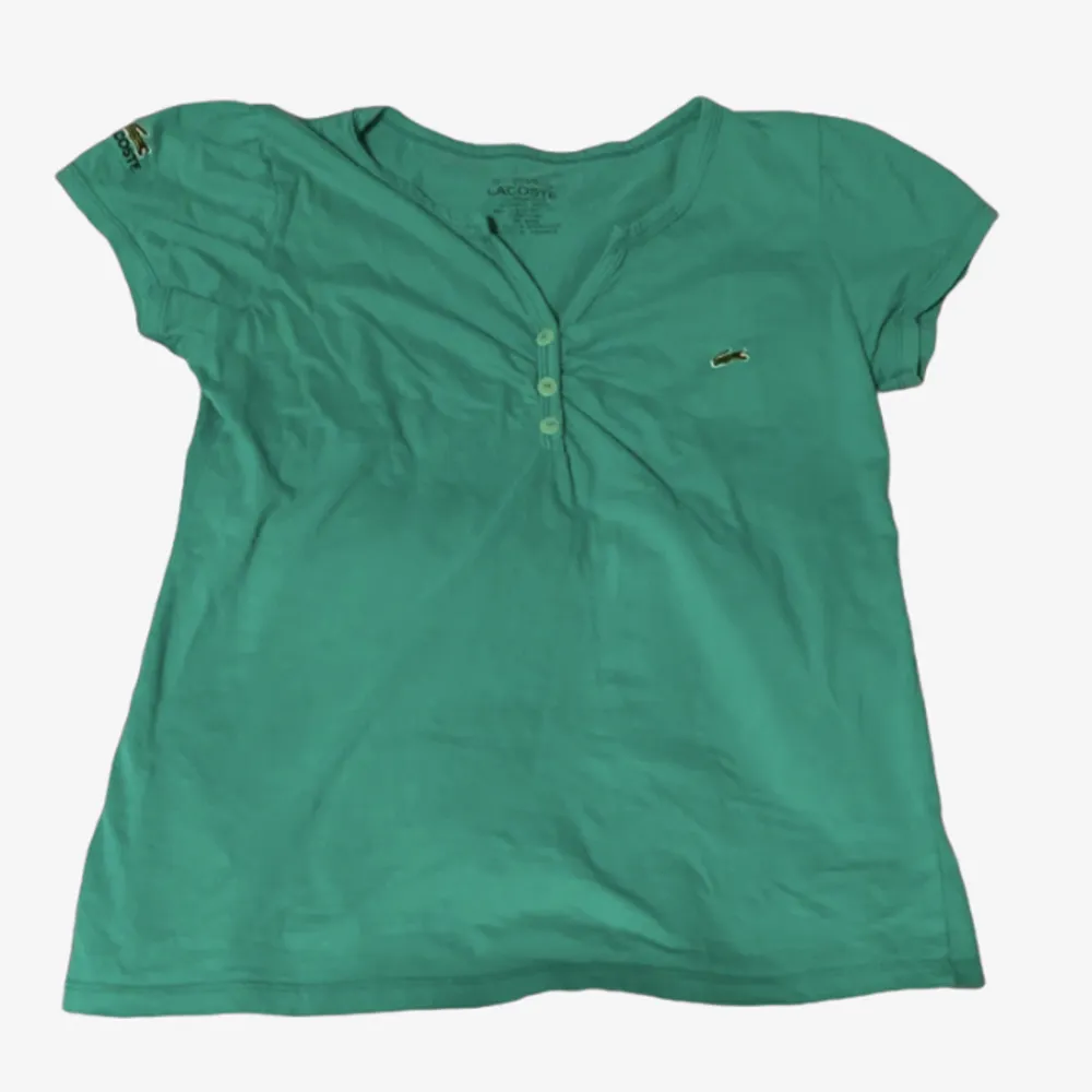 Super söt Lacoste t-shirt. Storlek står inte men skulle säga S. Fläcken på andra bilden är bara en fläck på spegeln. T-shirts.