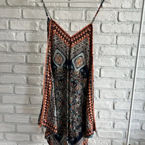 Flerfärgad unik klänning  - Flerfärgad superfin flowig klänning från Crocker. Står ingen storlek på klänningen men passar för XS.