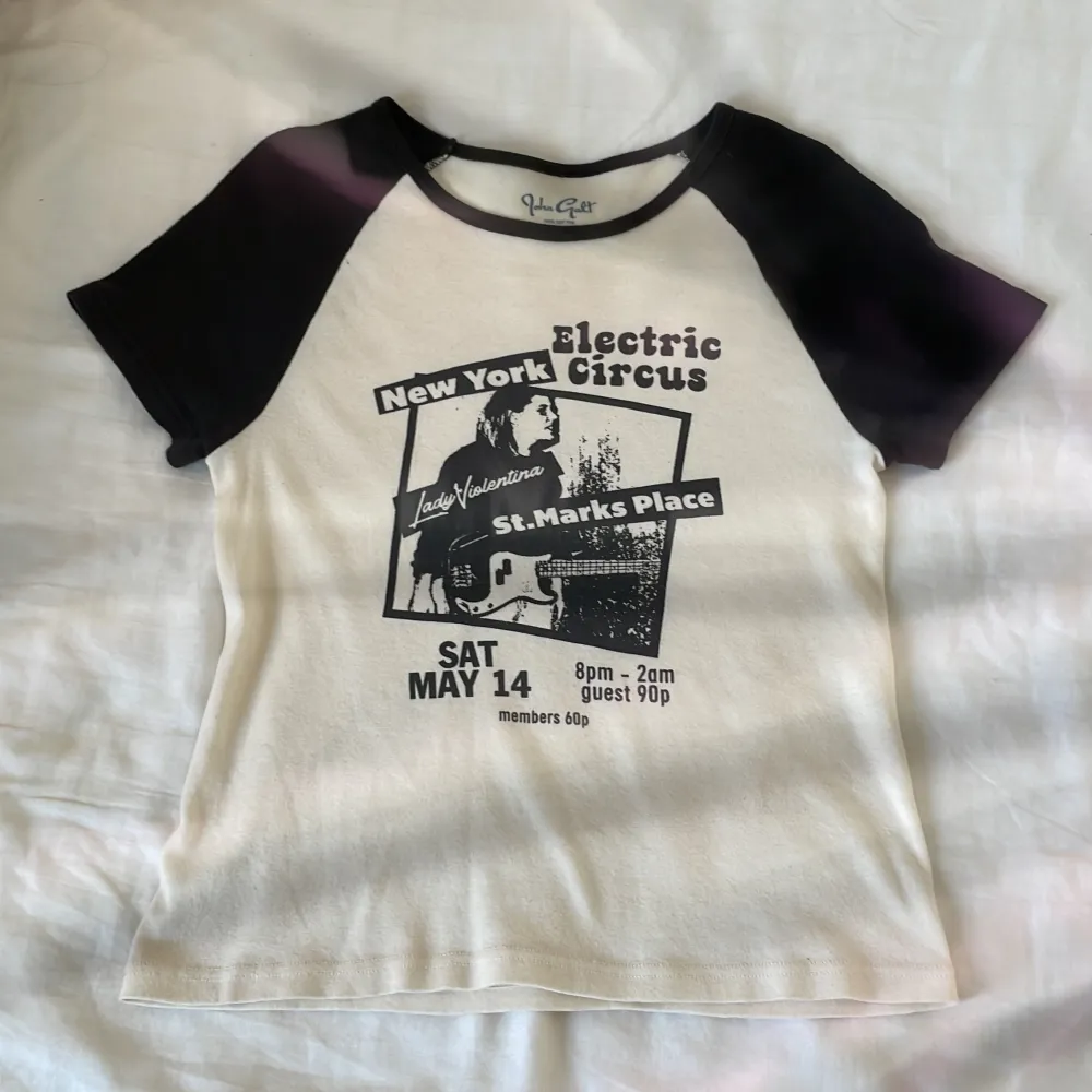 Gullig t-shirt från Brandy Melville som är både svart och vit med tryck.💞 I storlek one-size men passar XS-S. Använt en gång. Fråga om frakt.. T-shirts.