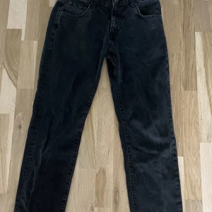  jeans woodbird - Jeans bra skick. Litet hål (visas på tredje bild) syns knappt. storlek 29/32