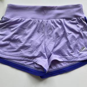 Adidas träningsshorts - Skulle säga att dom är mer som storlek S.