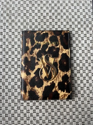 Victoria’s Secret - Passfodral - Bra skick förturen lite slitage på VS-märket på framsidan.