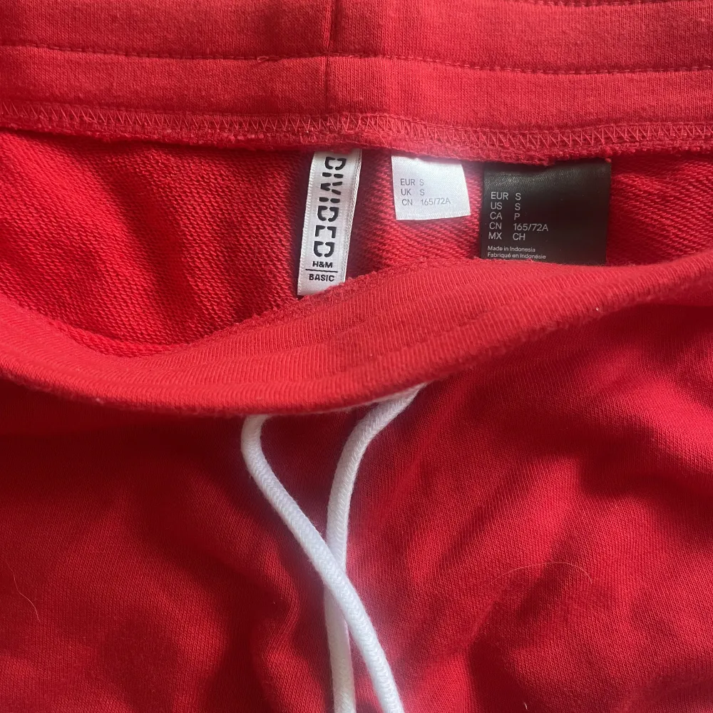 Röda oanvända shorts från H&M . Shorts.