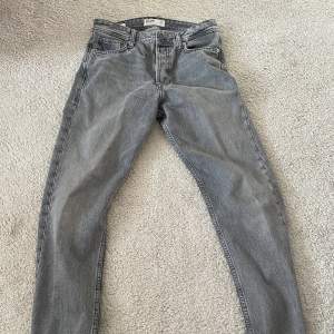 Ett par trendiga gråa jeans från Jack&Jones i storleken 28:32. Inga defekter då dem endast är använda ett fåtal gånger