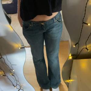 Jättefina jeans i storlek 38 som jag säljer för att dem är lite för korta i benen enligt mig (som referens är jag 168 ish) jag har inte använt dem alls mer än att testat dem så dem är i fint skick trots att dem är köpta på plick!!💗💗