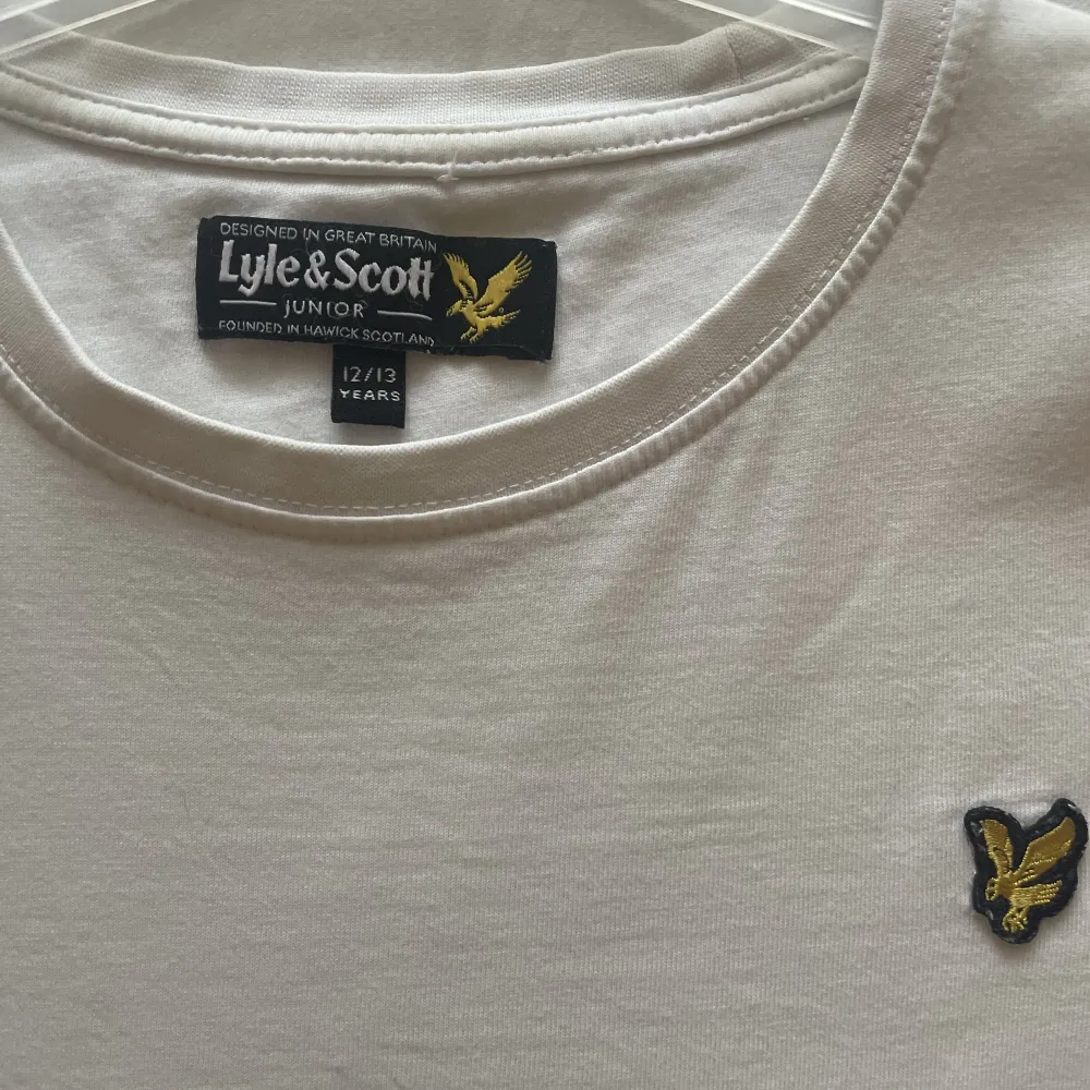 Lyle & scott t shirt (äkta). Inga fel på den, den är som ny. Storleken är 12/13 år, men den passar för storlek xs/s också. Köpt på kidsbrandstore!💗. T-shirts.