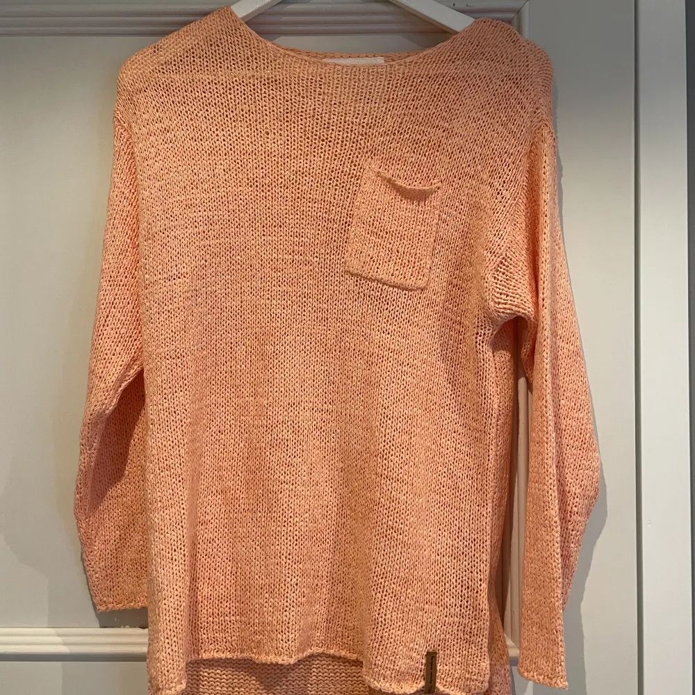 En aprikos färgad stickad tröja från lager 157 i storleken 160. Använd fåtal gånger. Säljer för 25 kr + frakt . Stickat.