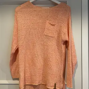 En aprikos färgad stickad tröja från lager 157 i storleken 160. Använd fåtal gånger. Säljer för 25 kr + frakt 