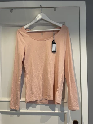 Tröja - En oanvänd rosa tröja från lager 157 med lappen kvar. Det är i storlek XL på lappen men skulle säga att den är i M.  Säljer för 20 kr + frakt