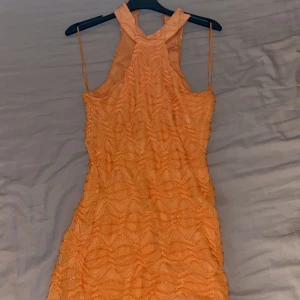 Klänning Gina  - Klänning använd vid 1 tillfälle, nyskick