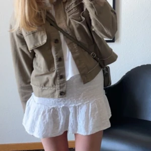 Vit kjol - Supersöt vit kjol med broderi 🤍 Storlek: xs