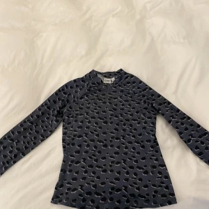 CRW Tröja - Jätte fin CRW tröja, med blått leopard print. Aldrig använd med lappen kvar.🩵