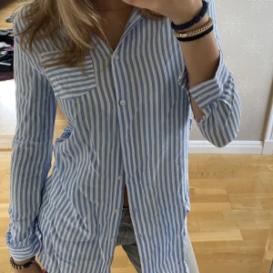 Randig blus - Fin blus som passar perfekt till sommaren! Är lite mindre i storleken. 