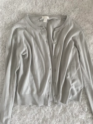 Kofta med knappar  - Grön/grå kofta från H&M i storlek S