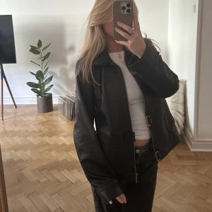 Vintage läderjacka  - Läderjacka köpt vintage 🤍 färgen är mörkbrun