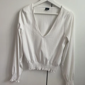 Blus - Vit blus från gina tricot🤍