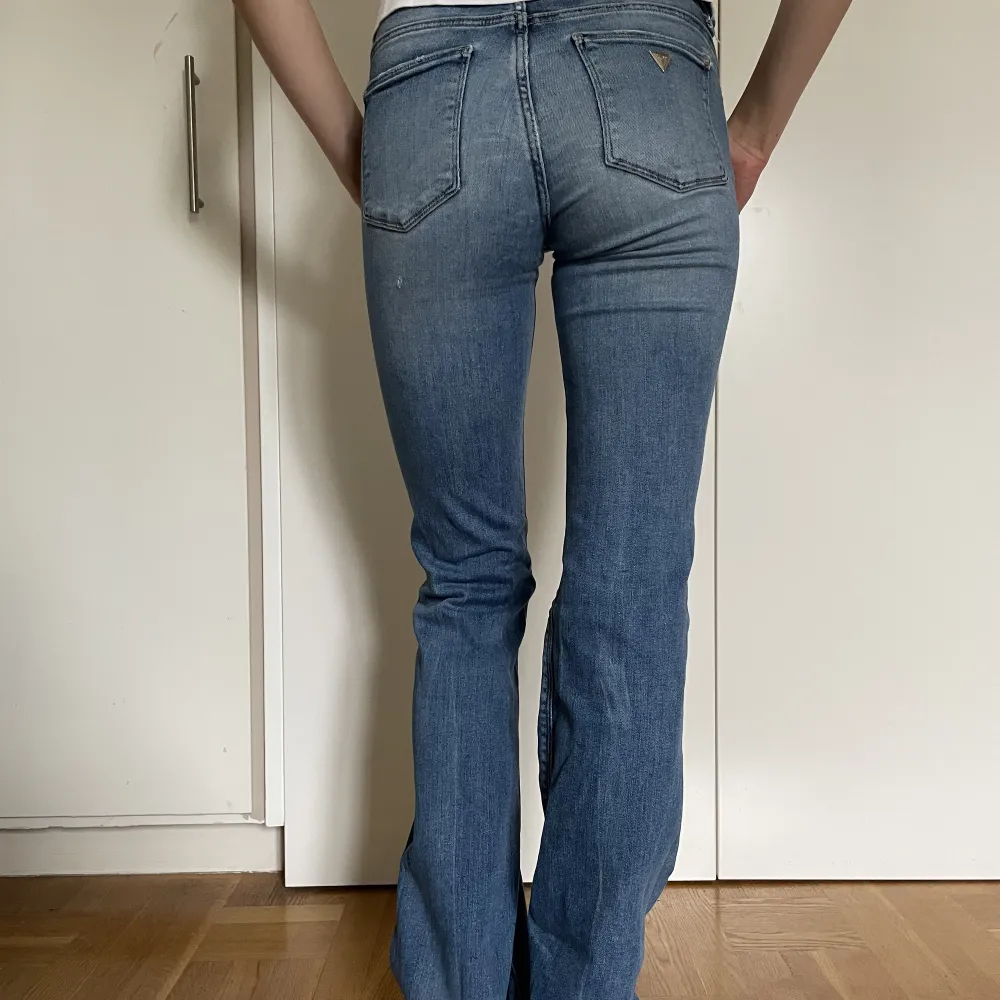 Säljer dessa supersnygga bootcut jeans då de är för långa för mig. Köpta för 1199 kr. Har en liten defekt vid fickan av jeansen som syns i sista bilden. Kontakta gärna om det uppstår några frågor?🩷🩷. Jeans & Byxor.