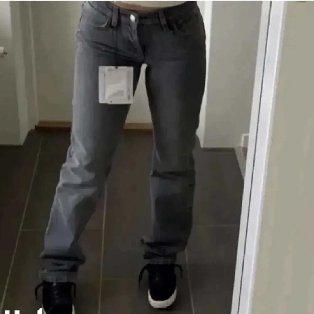 säljer mina mid rise jeans från gina. Storlek 32, upplever de som en 34. Jeans & Byxor.