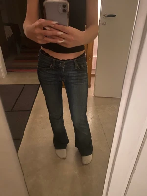 Lågmidjade jeans - Lågmidjade bootcutjeans från 7 for all mankind! På bilderna ser de mörka ut men de är blå💙 Använda få gånger. Tryck på köp nu!!!