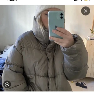 Grön dunjacka hm - Säljer denna i strlk M 🥰lånade bilder!! 💖💖säljs inte längre i affär! (säljer även i L i annan annons) 