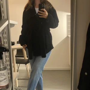 Teddyjacka svart - Skön jacka perfekt till hösten. Går att knyta, stänga med knappar och ta bort skärpet. Storlek 32 men passar mig som brukar ha 34/36 i jackor. 