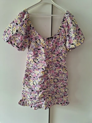 Klänning - använd fåtal gånger