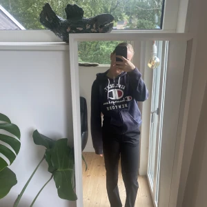 Hoodie  - En cool tröja från Champion!! Storlek S, en något större small.