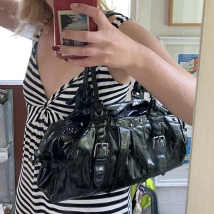 Svart cool väska från David Jones - En lite större handväska som är perfekt om man ska ha med sig lite mer än enbart mobil och kort! Så fint skimrande material! Lite skav på hantagen annars i fint skick!🥳🥳