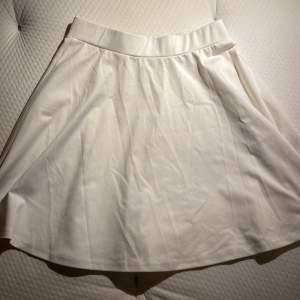 Vit kjol från shein, är i bra skick och aldrig använd. Storlek S.
