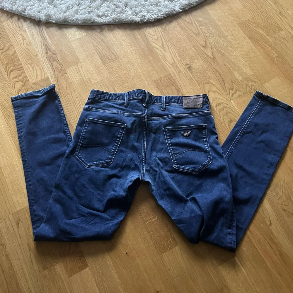 Hej! Säljer mina Emporio Armani Jeans då dem har blivit för små för mig. Skulle säga att dem är strl. M men passar även folk som har S. Använd fåtal gånger, har ärvt dem.. Jeans & Byxor.