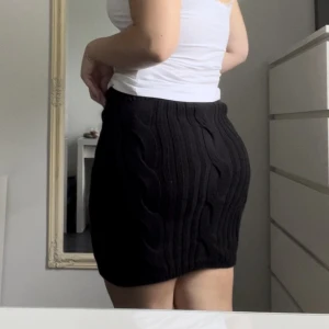 Svart stickad kjol - Säljer denna superfina svarta stickade kjolen! Från NA-KD, strl S!  Använd ca 1-2 gånger så är i nyskick 💗💗  Köparen står för frakt 💞💞