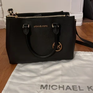 Michael kors väska - Äkta Michael Kors väska i svart. Väskan har inga defekter eller tecken på användning och är i mycket bra skick! 