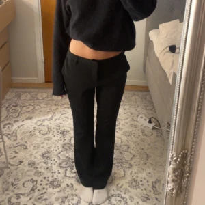 Kostymbyxor  - Svarta, lågmidjade kostymbyxor ifrån Only. Supersnygga och passar till allt! Skriv för fler bilder ☺️